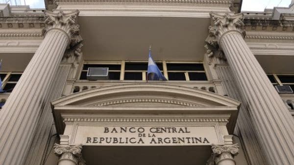 El Banco Central anunció que reabre el clearing bancario para que las empresas puedan pagar sueldos