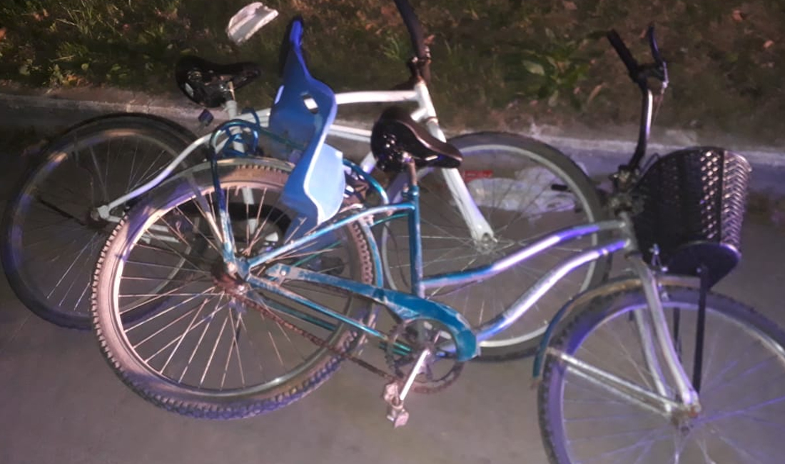 Estaba robando dos bicicletas que estaban encadenadas entre sí y lo detuvieron