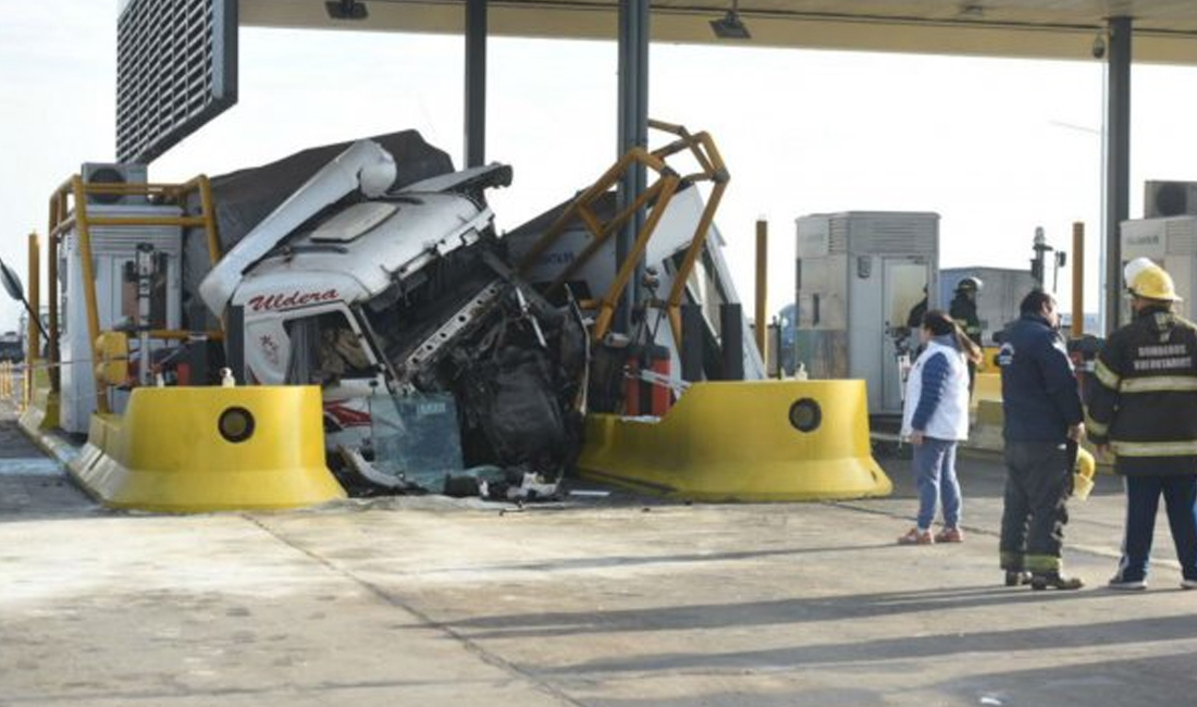 Varios heridos tras el choque de un camión contra una cabina de peaje en la autopista Santa Fe-Rosario