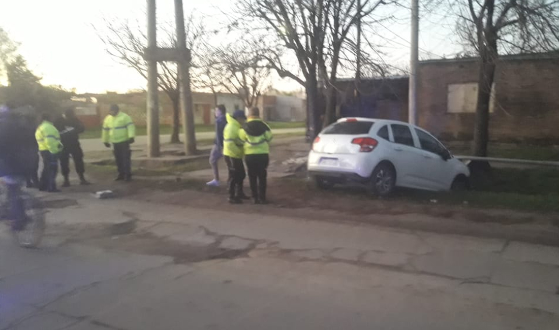 Policía totalmente borracho terminó con su auto en una cuneta
