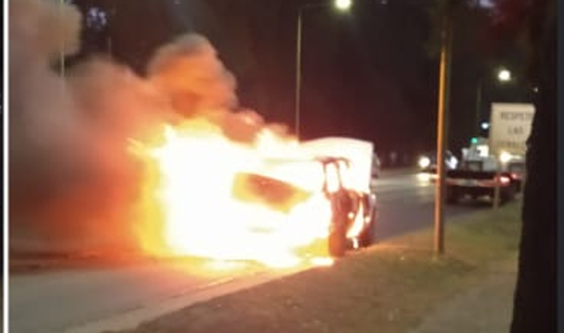 Le iban a hacer un control de tránsito, se enojó y prendió fuego su auto