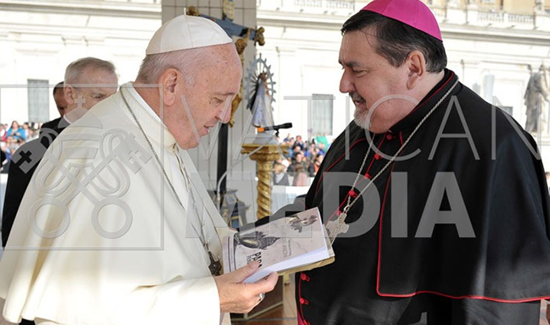 El Papa Francisco recibió el libro del Obispo Macín