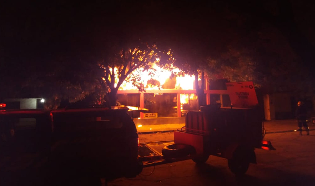Feroz incendio en una ferretería de Malabrigo