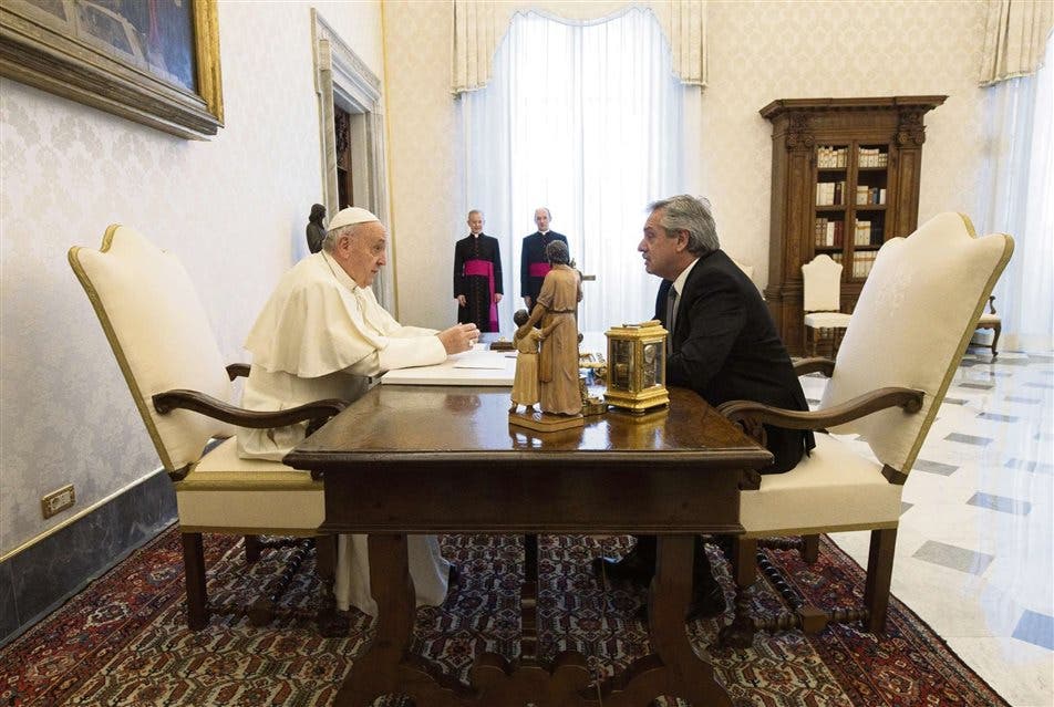«Ya lo mando a corregir»: el mail del Papa a Alberto Fernández por el comunicado sobre el aborto