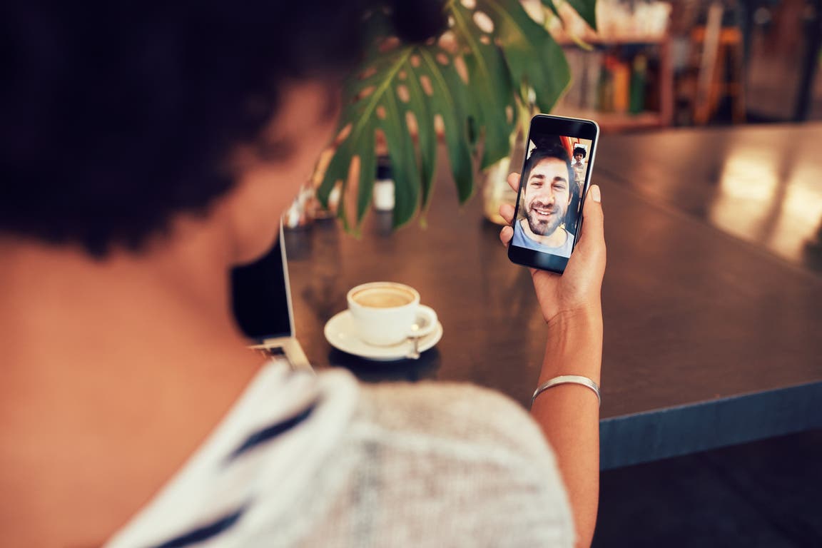Cómo hacer una videollamada grupal en WhatsApp para estar en contacto con familiares y amigos