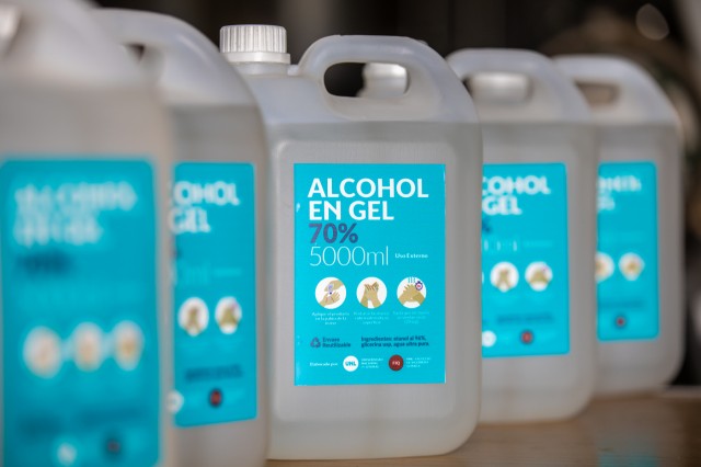 Industria de Villa Ocampo concretó donación para que la UNL fabricara alcohol en gel