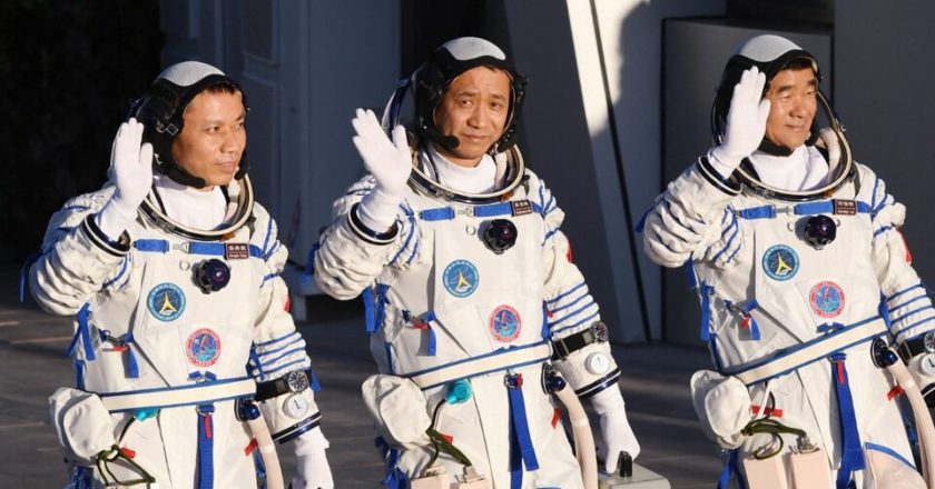 Vuelven los astronautas de la misión record china