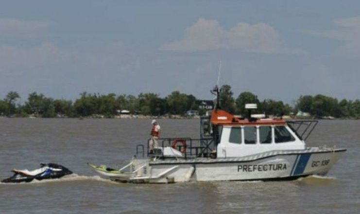 Buscan intensamente a un joven que cayó al río Paraná