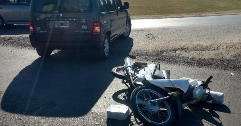 Una motocicleta y un utilitario protagonizaron un siniestro vial en la rotonda del acceso sur.
