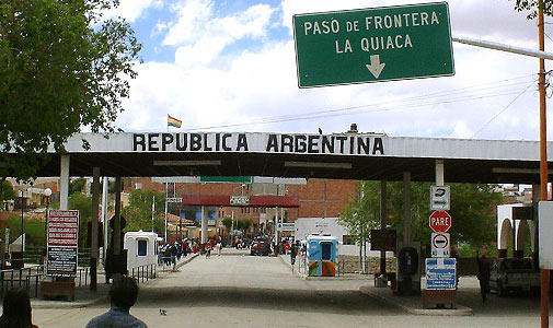 La Ley de Migraciones se modificó por decreto y posibilita acelerar las expulsiones de los que delinquen