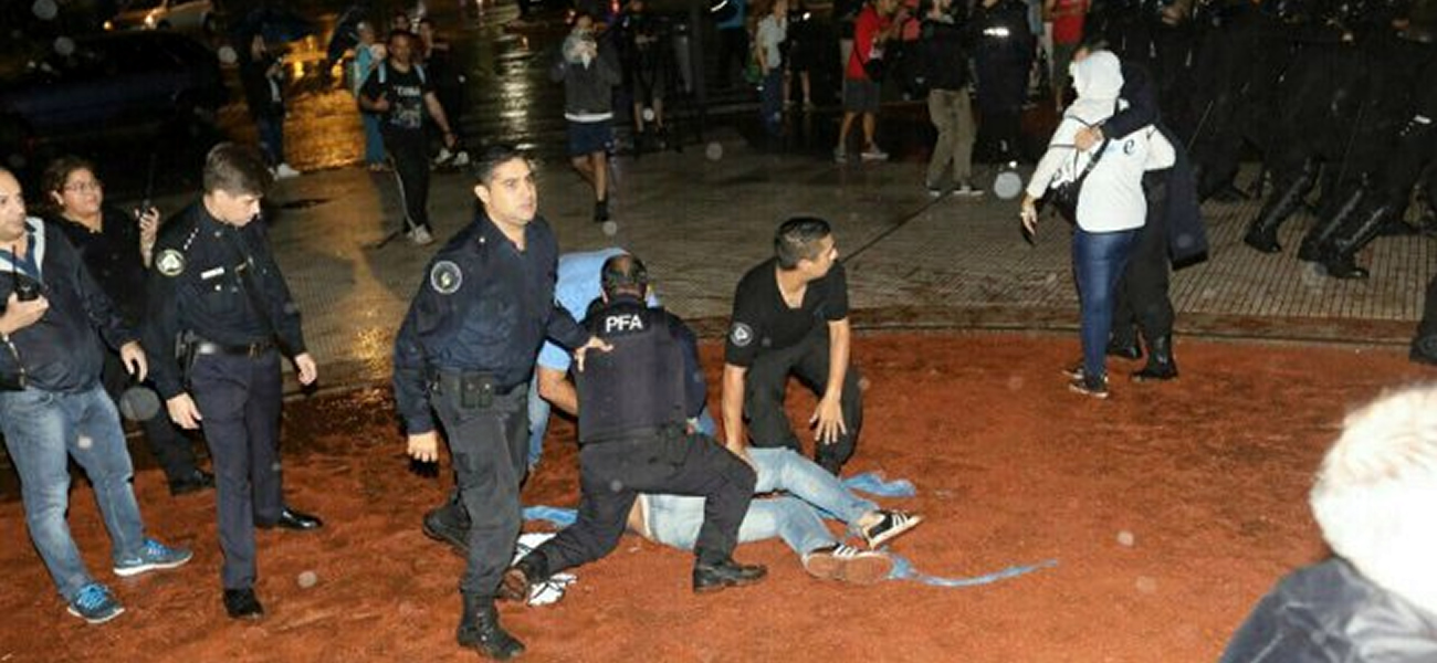 Tras la represión a los docentes, la paritaria provincial fue postergada