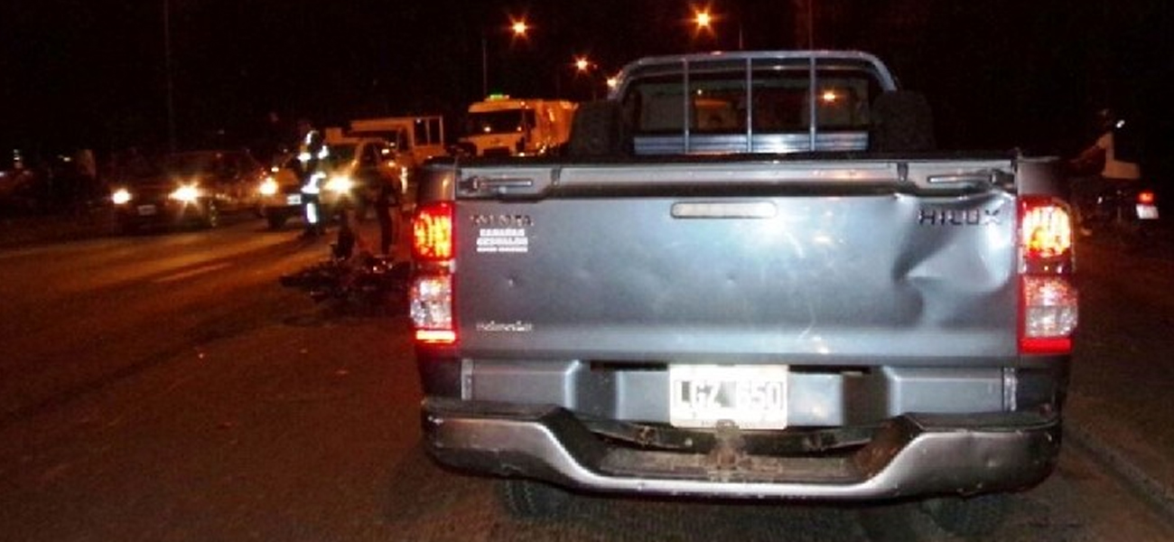 Muere motociclista que chocó y cayó bajo un camión
