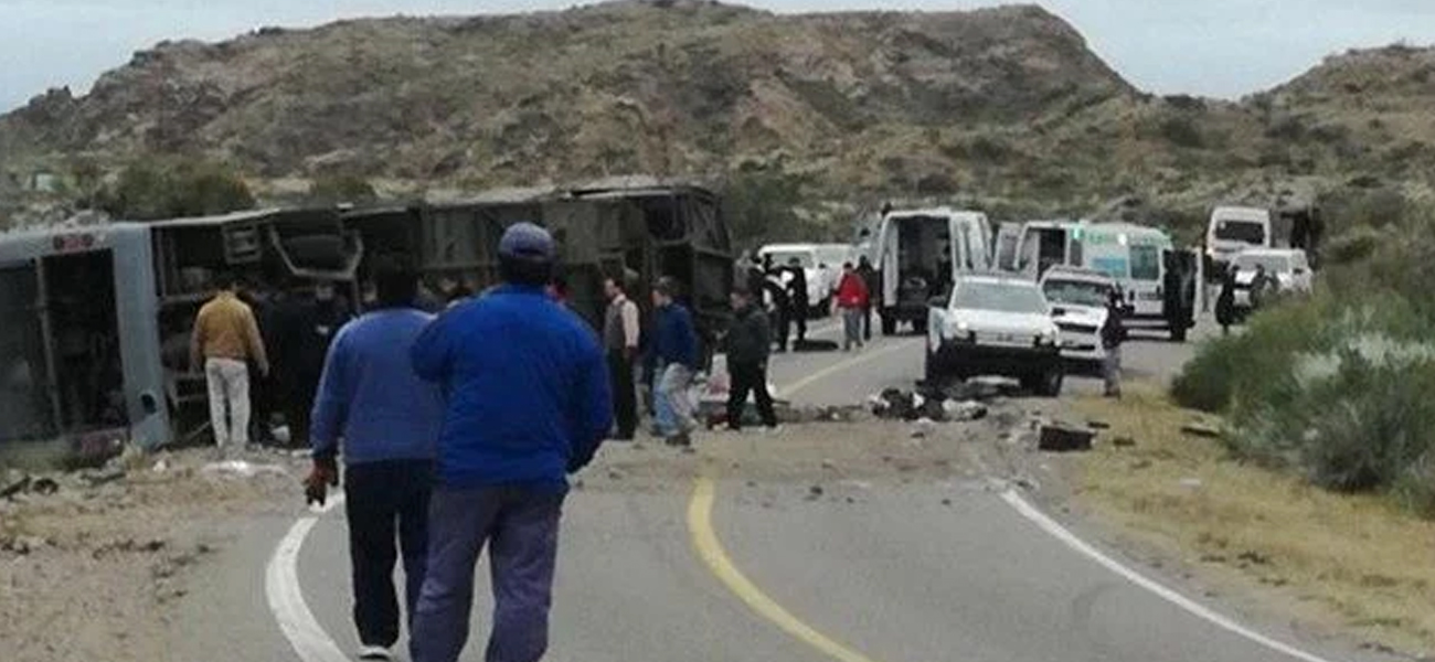 Mendoza: un micro con turistas de Buenos Aires volcó y hay al menos doce muertos