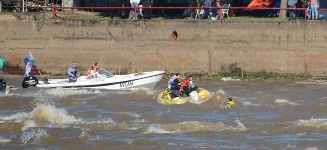 Así fue el rescate del pescador que cayó al agua en la largada