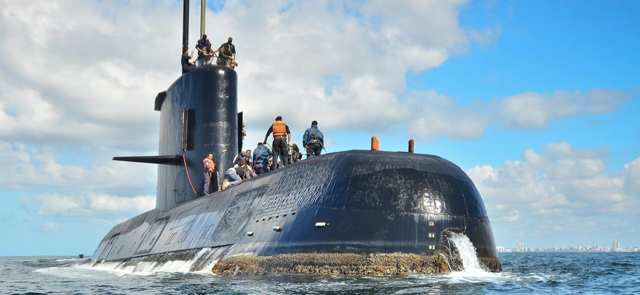 La Armada cree que el submarino explotó y lo buscan en el fondo del mar