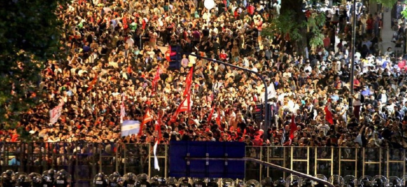 Una multitud protestó en el Congreso durante la madrugada