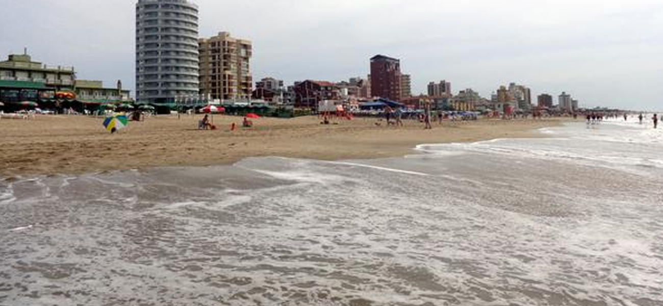 Vacaciones en el exterior: ¿conviene usar la tarjeta, llevar dólares, pesos u otras monedas?