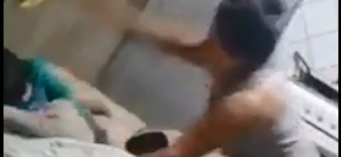 VIDEO – Fuera de control: le dio una brutal paliza a su hijita por una tablet