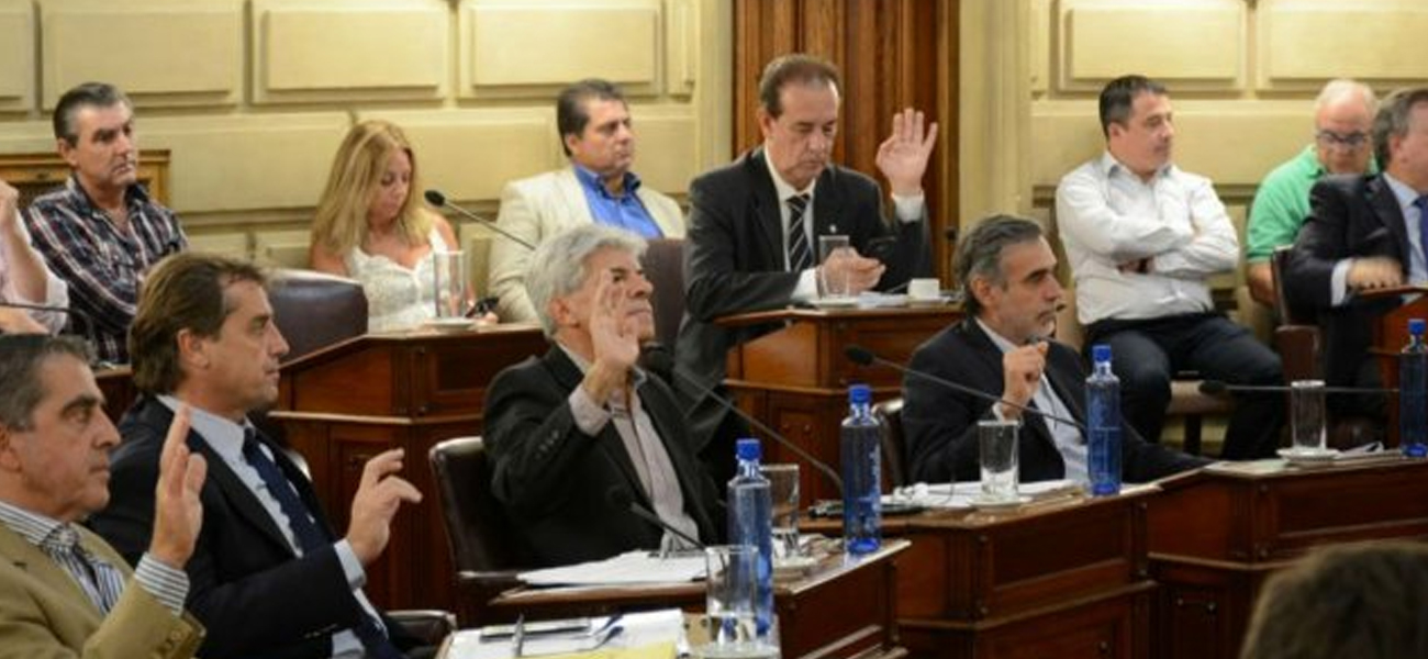 Senadores del PJ le marcan la cancha a Perotti y aprueban el presupuesto 2020 que presentó Lifschitz