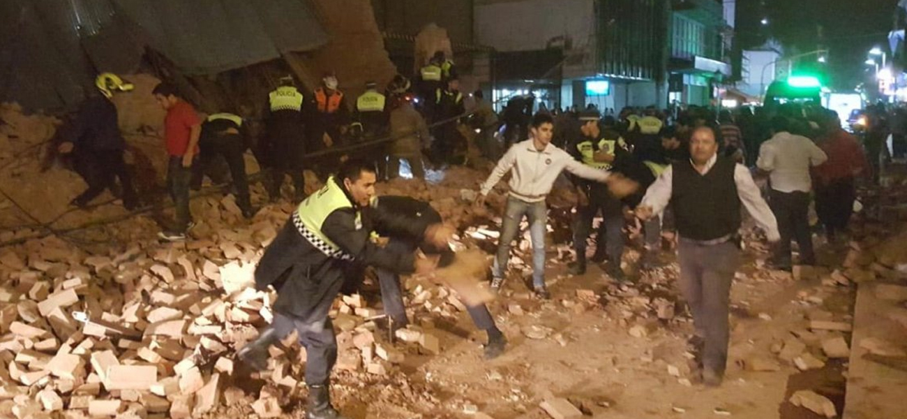 Se derrumbó un antiguo cine – teatro en San Miguel de Tucumán: hay al menos tres muertos