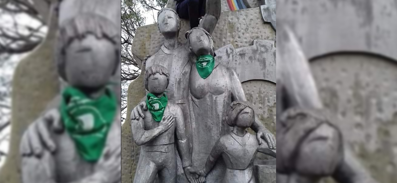 Colocaron pañuelos verdes en el monumento de Avellaneda
