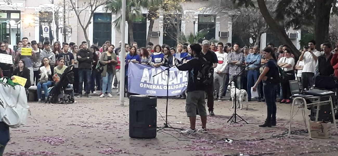 Importante manifestación de estudiantes contra el ajuste macrista