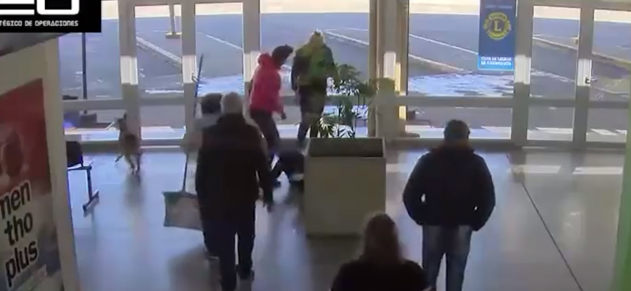 VIDEO – Brutal ataque a una empleada de la terminal