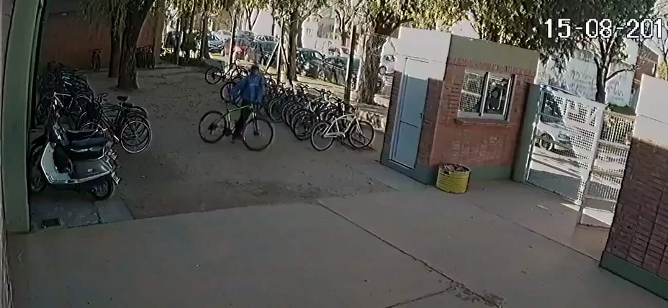 Así robaron una bicicleta en la Escuela Industrial de Reconquista