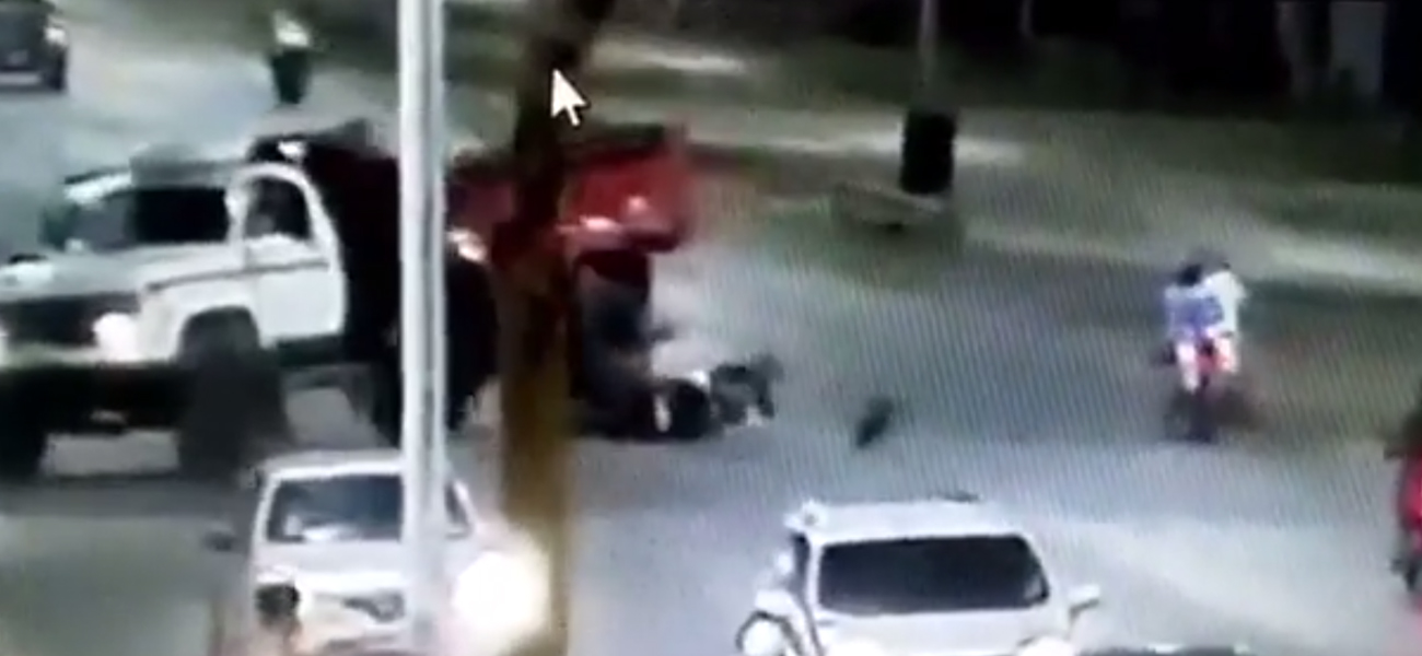 Video: Iba haciendo willy y se estrelló contra un camión