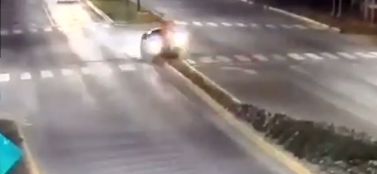 Video: conducía borracho y atropelló un cartel del Bv. Yirigoyen