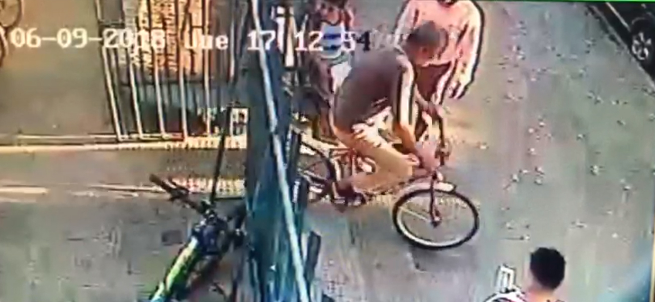 Roban una bicicleta y quedan grabados en una cámara de seguridad