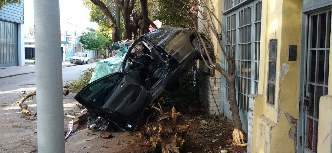 Córdoba: a toda velocidad se incrustó con su auto en una casa: murió en el acto