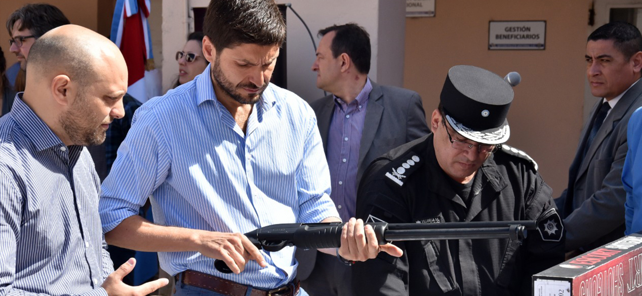 Pullaro entregó armas para la Policía y el Servicio Penitenciario