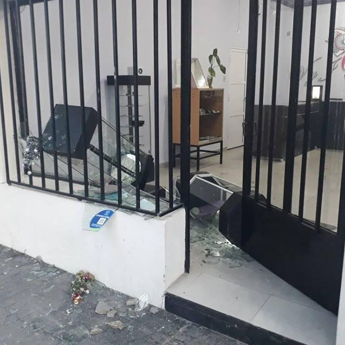 Roban y destrozan en una joyería de Reconquista