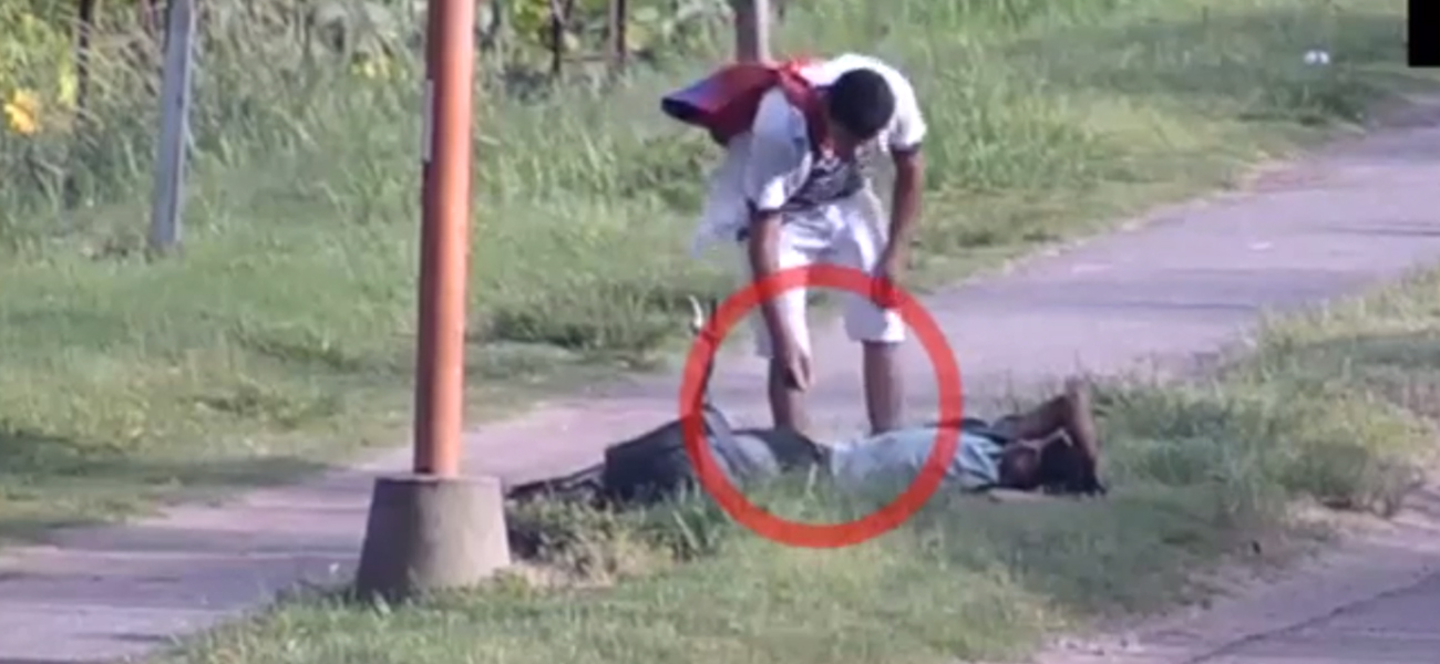 Video: borracho se durmió en la calle y le robaron el celular