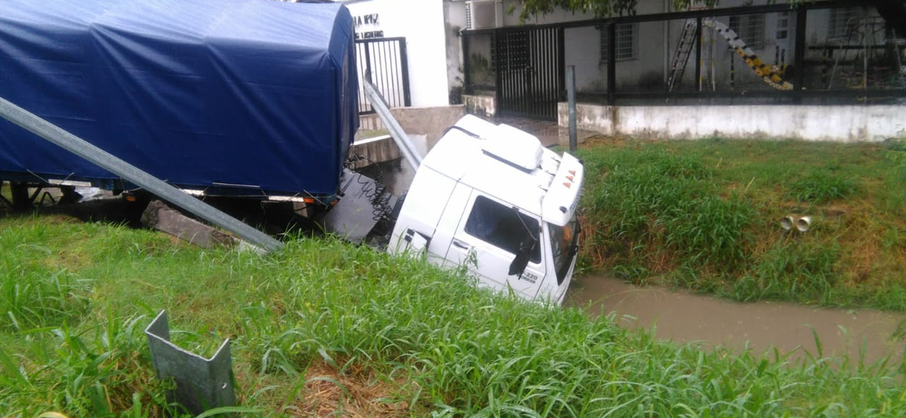 Cayó un camión al desagüe de Ruta A009