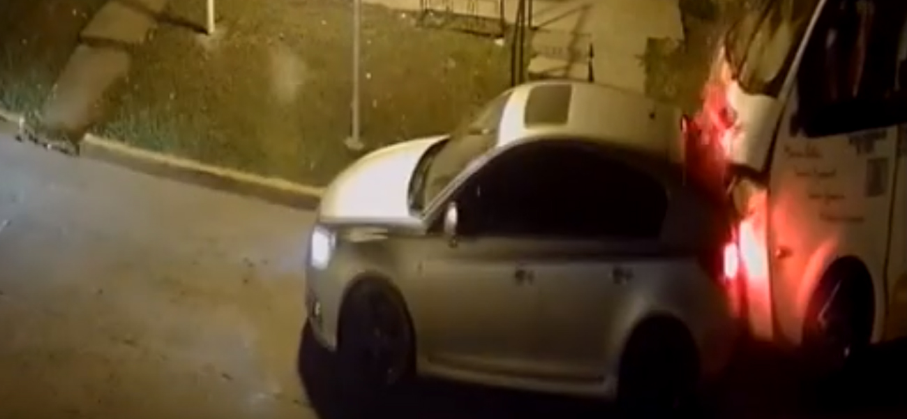Video: Dio marcha atrás y estrelló su auto con un colectivo