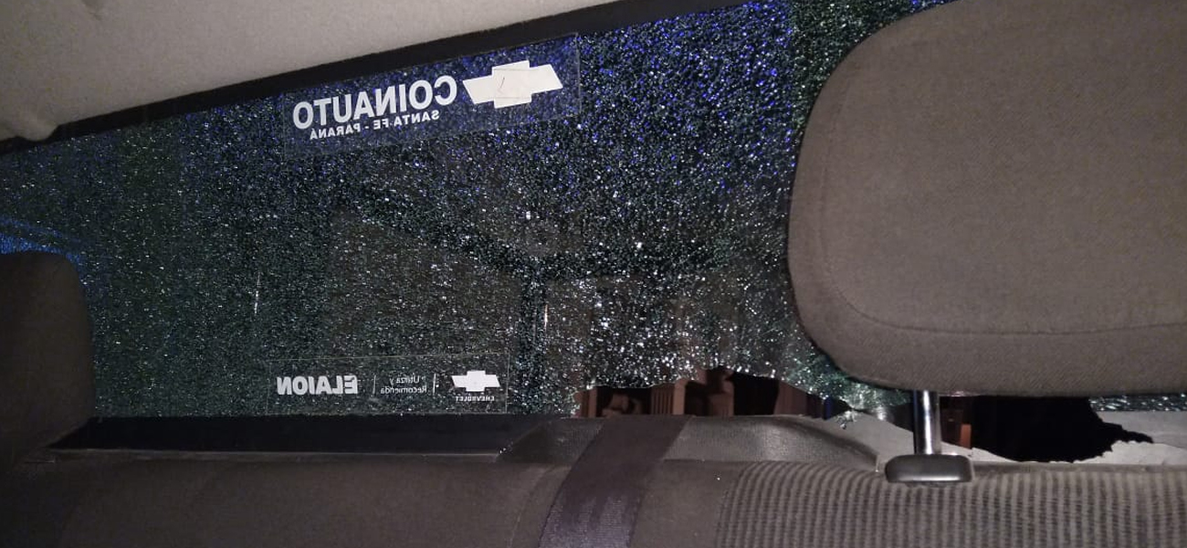 La madre le dio una gomera para que «se defienda» y terminó rompiendo un patrullero