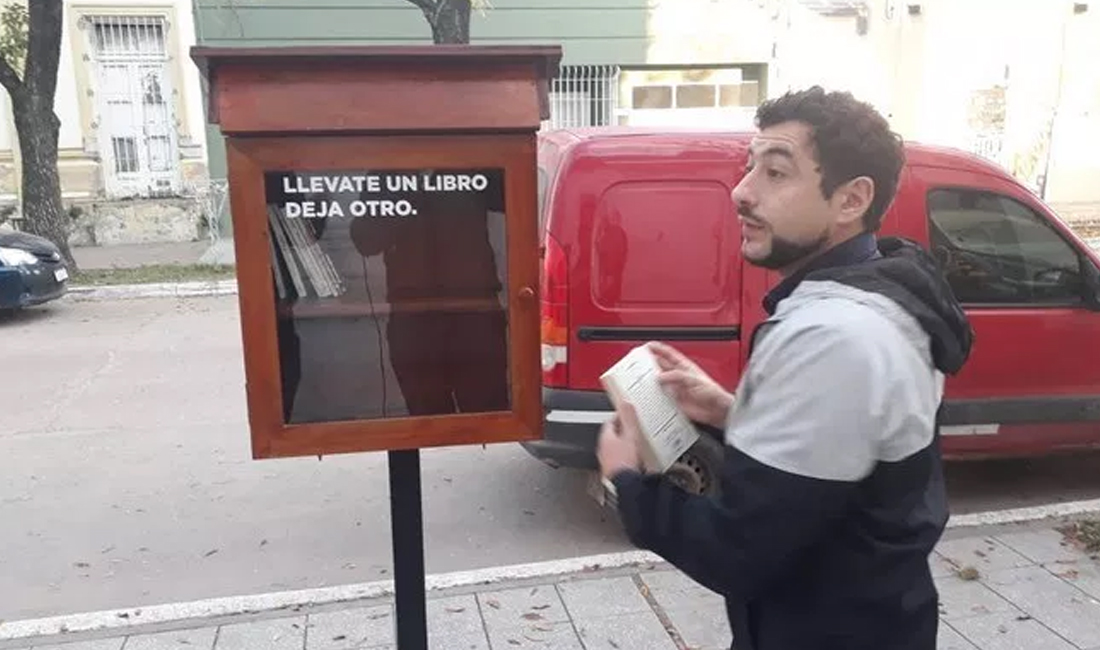 Paoletti instaló una «biblioteca al paso»