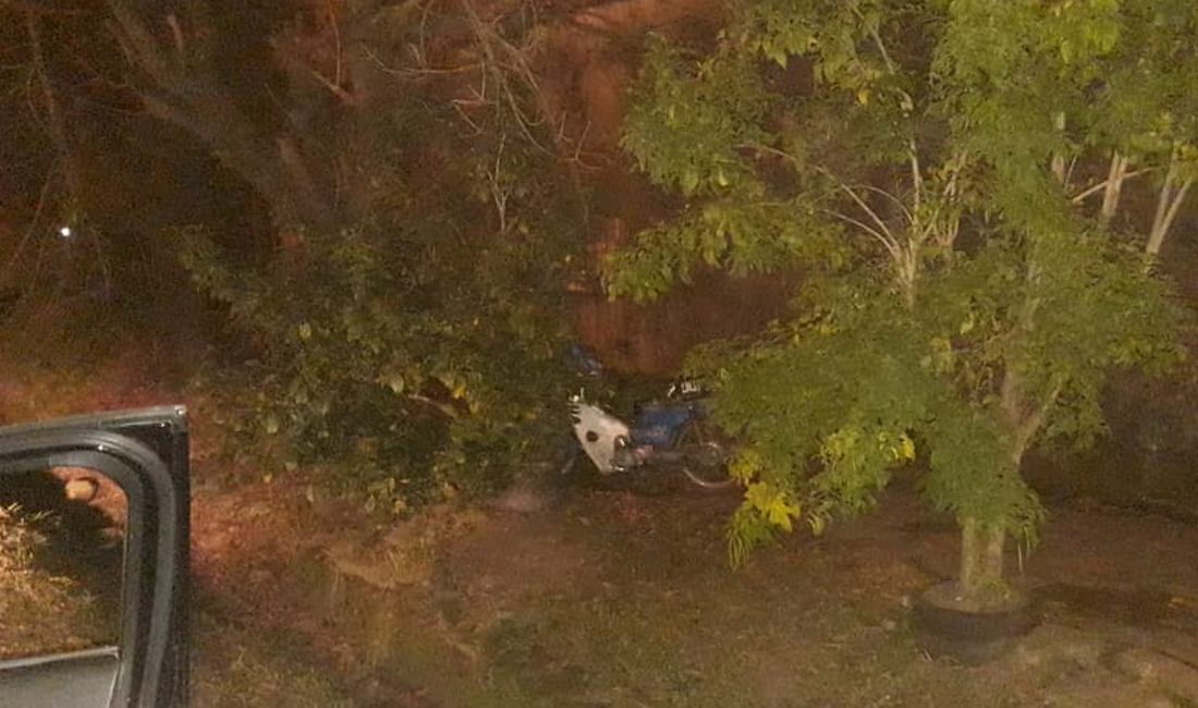 Policías secuestraron una moto que estaba en estado de abandono pero no tiene denuncia de robo