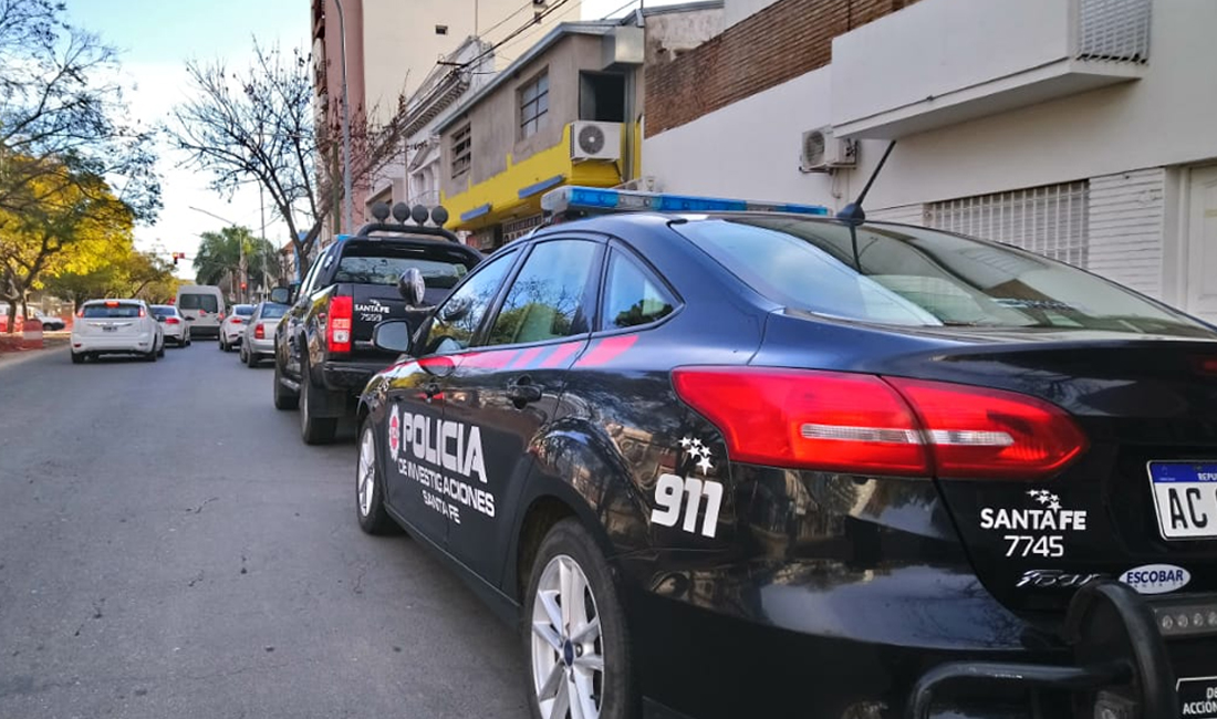 Están allanando dos laboratorios por ADN truchos en causas de paternidad