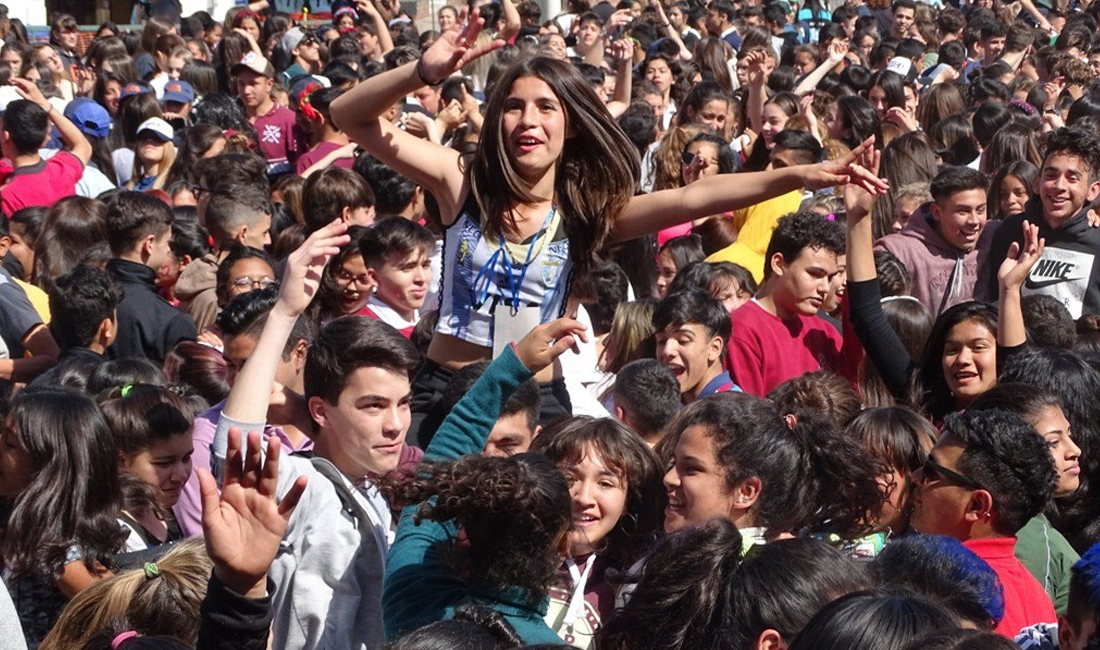 Videos – Se realizó el tradicional «Corte de Calle» de los estudiantes de Reconquista