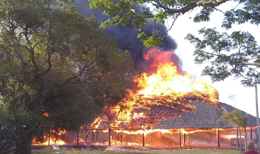 Una bomba de estruendo incendió por completo el quincho del Pato Cuá