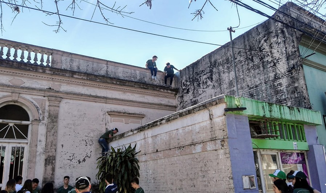 Escándalo por alumnos de la Escuela Industrial en los techos de una casa abandonada