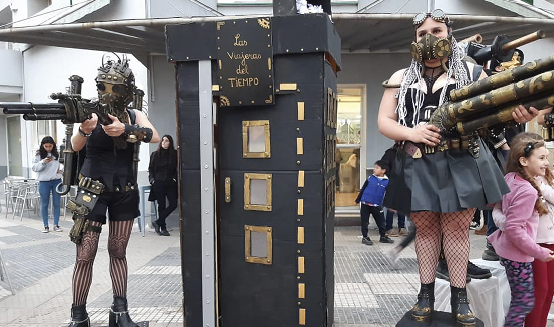 Comenzó la semana de las artes con unas «estatuas vivientes steampunk»