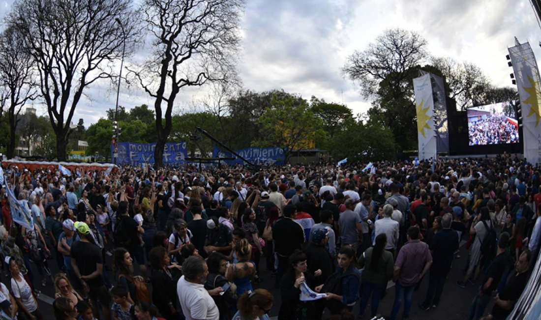 Multitudinaria euforia en el bunker del Frente de Todos a la espera de los resultados