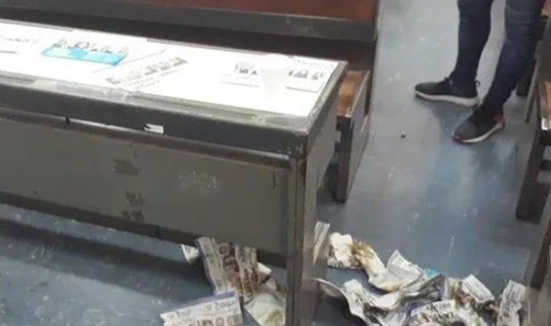 Defecó en el cuarto oscuro y se limpió con las boletas de Lavagna
