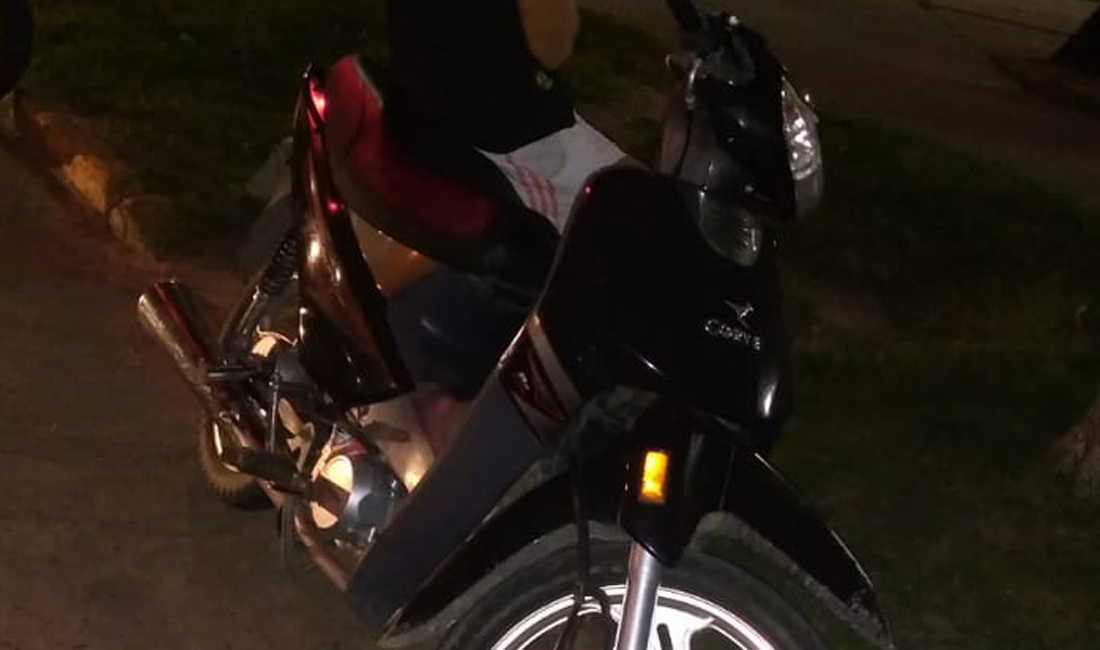 Pasó un semáforo en rojo, lo paró la policía y le retuvieron la moto por falta de documentación