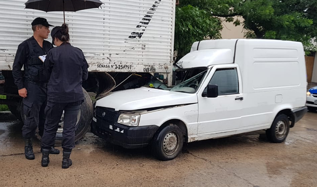 Chocó un camión estacionado
