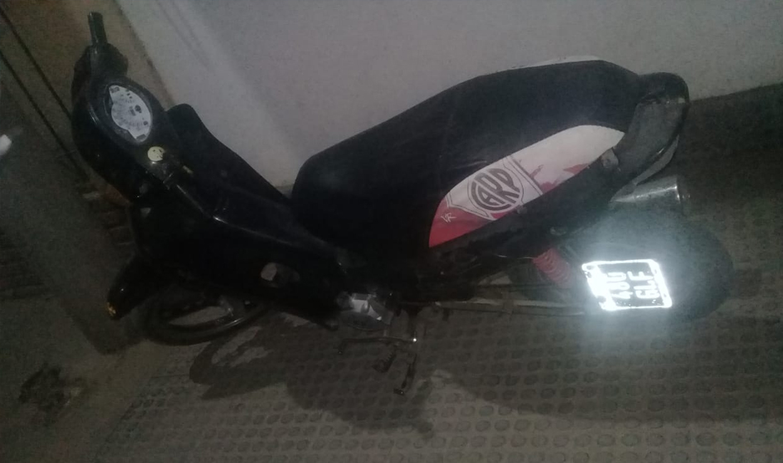 Policías recuperan una moto robada y detienen al conductor